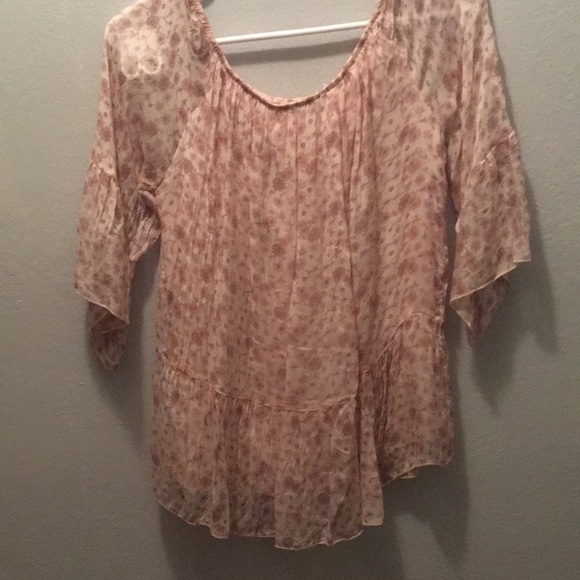 3/4 sleeve soft pint top with ruffled bottom. - Picture 3 of 3